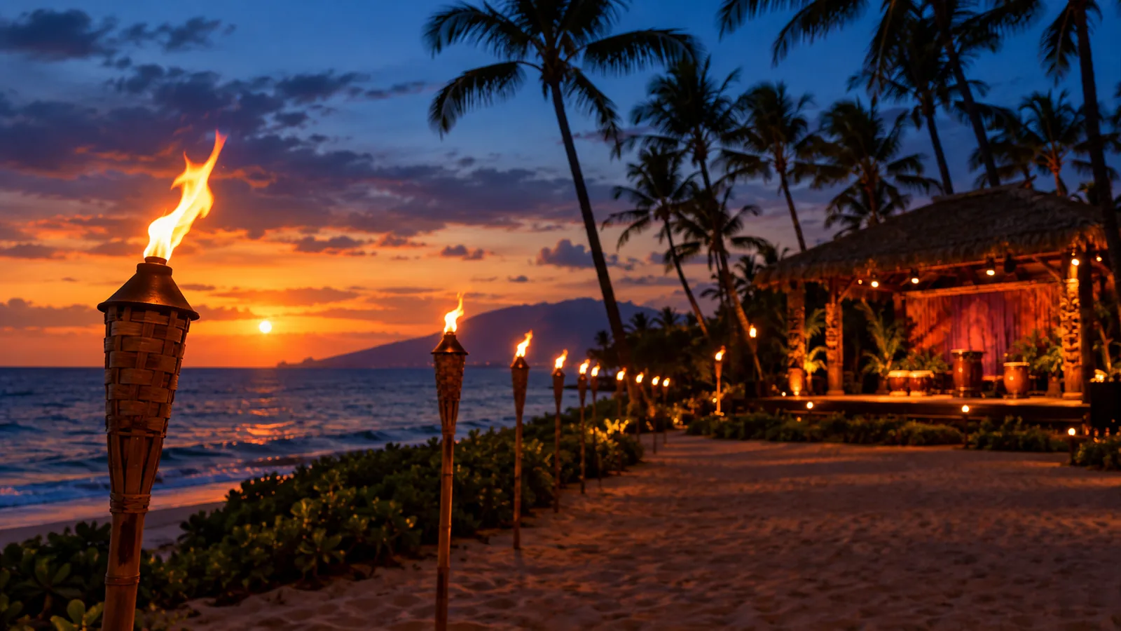 Tiki-Fackeln entlang eines hawaiianischen Strandes in der blauen Stunde